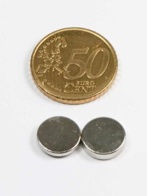corsagemagneten van 12 mm vergeleken met 50 ct munt