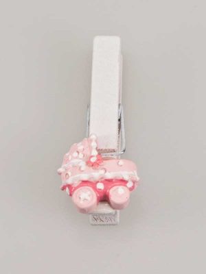 Leuke decoratie op een geboortegeschenk, een wasknijper met een kinderwagentje er op geplakt.