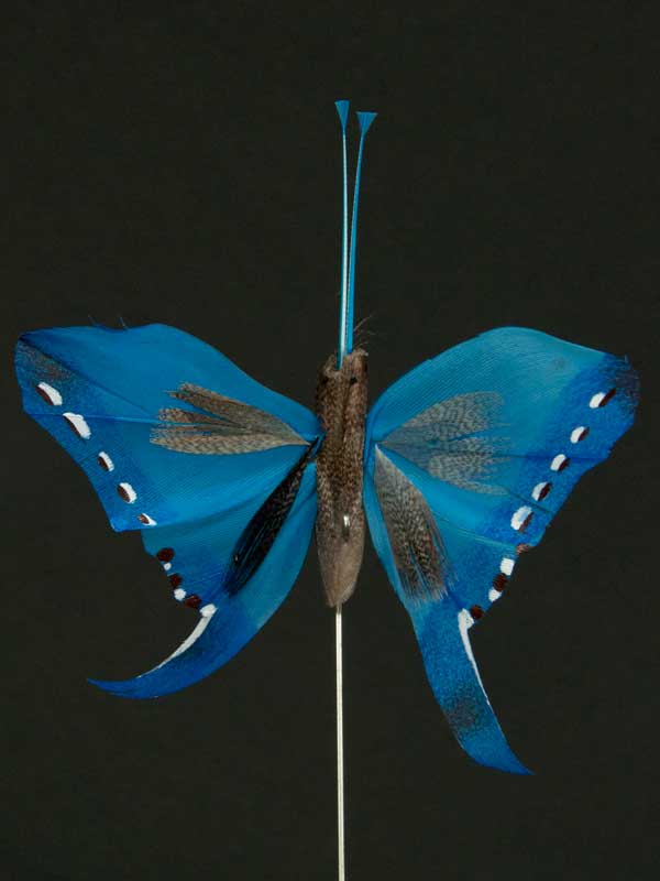 Vlinder op draad - 8 cm - blauw zwarte achtergrond