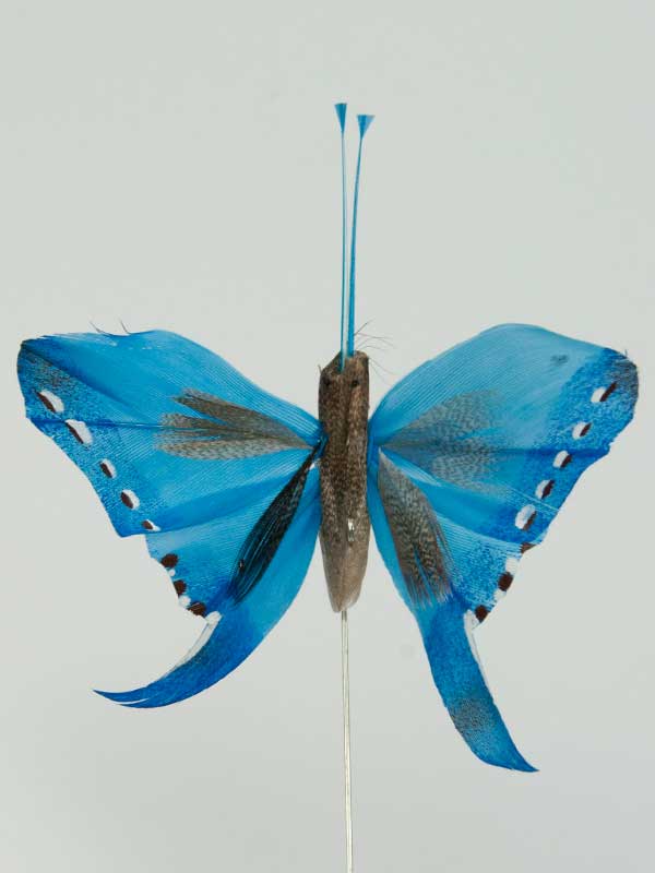 Vlinder op draad - 8 cm - blauw witte achtergrond