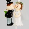 Bruidspaar op steker - kussend - huwelijk
