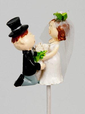 bruidspaar op steker - knielend - huwelijk
