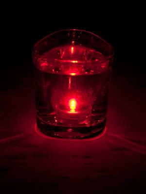 Het LED lampje brandt onder water, kleur rood