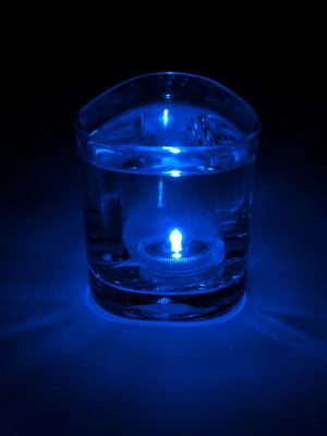 Het LED lampje brandt onder water, kleur blauw
