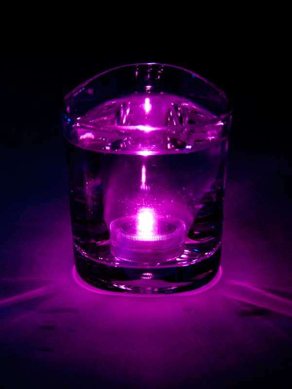 Het roze LED lampje brandt onder water