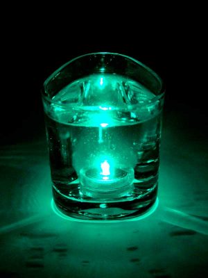 Het turquoise LED lampje brandt onder water