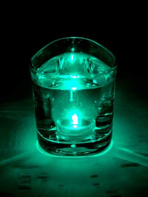 Het turquoise LED lampje brandt onder water