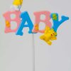 De tekst "BABY" in roze en blauw op een plastic steker. Leuk als decoratie bij een kraamcadeau of geboortegeschenk.