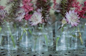 voorbeeld van glazen- miniflesjes met bloemen