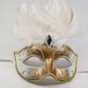 masker goud met witte veren