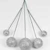 Setje zilveren glitterballen op draad