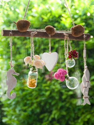 Hangende decoratie voor het raam met bloemen en zeedieren