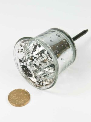 Theelichthouder-glas-zilver-gevlekt-op-prikker-vergeleken-met-50ct-munt
