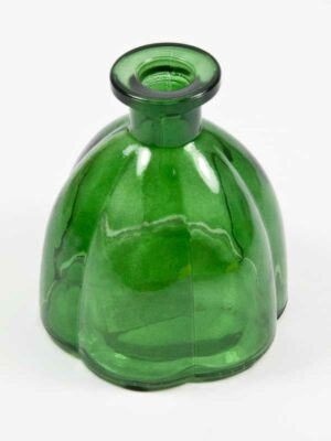 Groen vaasje met ribbels