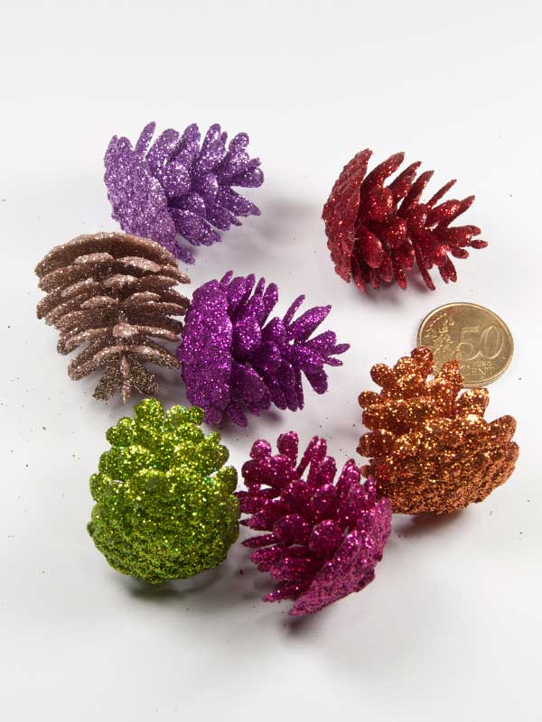 glitter-dennenappel-kleurenmix-groot-vergeleken-met-50ct-munt