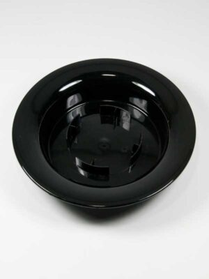 glanzend zwart schaaltje als ondergrond voor bloemschikken